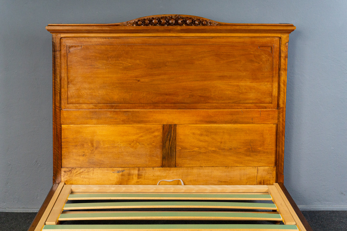 charmantes antikes französisches Bett aus Massivholz mit geschnitzten Verzierungen, Frankreich um 1900 - Bettgestell Bed Schlafzimmer Alt Antik MÖBLINGER