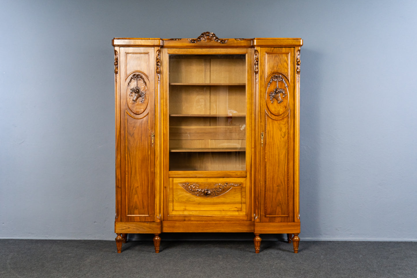 französischer Jugendstil Bücherschrank, Anfang des 20.Jahrhunderts - Nussbaum Eiche dreitürig Schnitzereien Schrank Vitrine Alt Antik MÖBLINGER