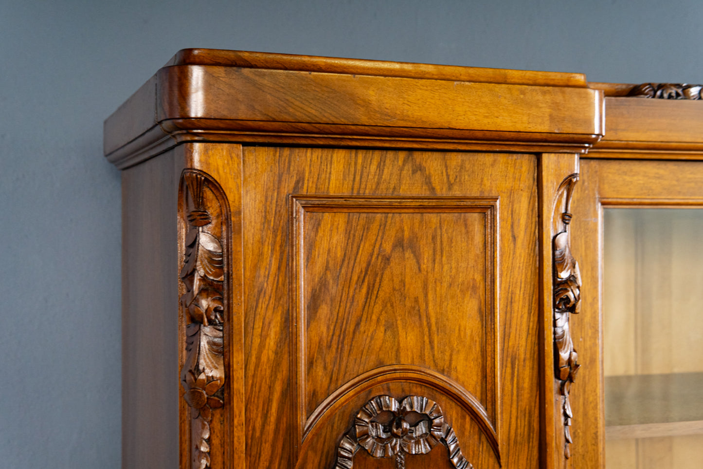 französischer Jugendstil Bücherschrank, Anfang des 20.Jahrhunderts - Nussbaum Eiche dreitürig Schnitzereien Schrank Vitrine Alt Antik MÖBLINGER