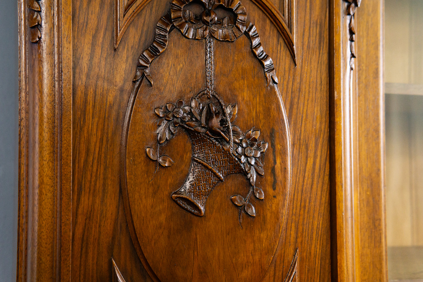 französischer Jugendstil Bücherschrank, Anfang des 20.Jahrhunderts - Nussbaum Eiche dreitürig Schnitzereien Schrank Vitrine Alt Antik MÖBLINGER