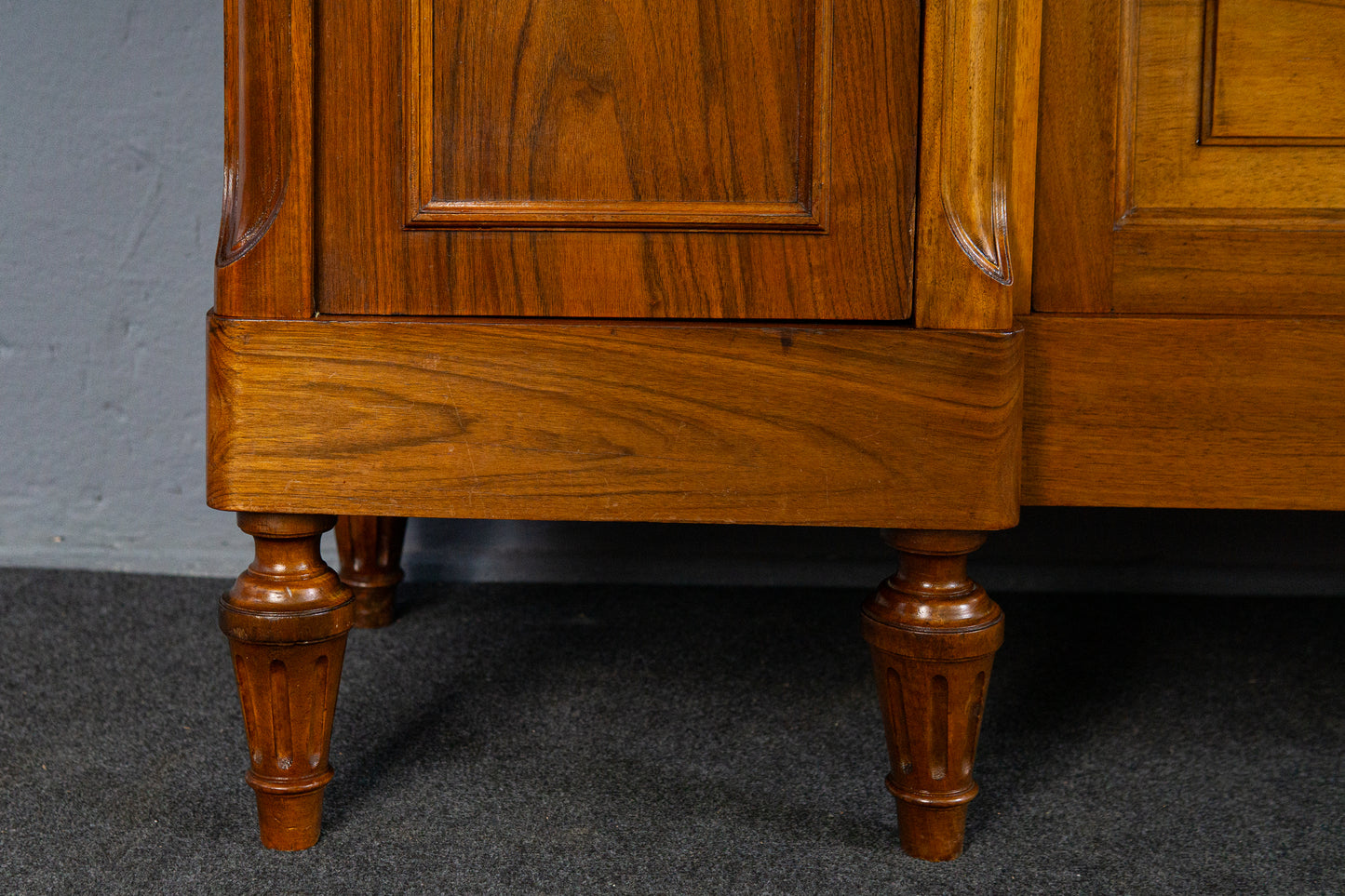 französischer Jugendstil Bücherschrank, Anfang des 20.Jahrhunderts - Nussbaum Eiche dreitürig Schnitzereien Schrank Vitrine Alt Antik MÖBLINGER