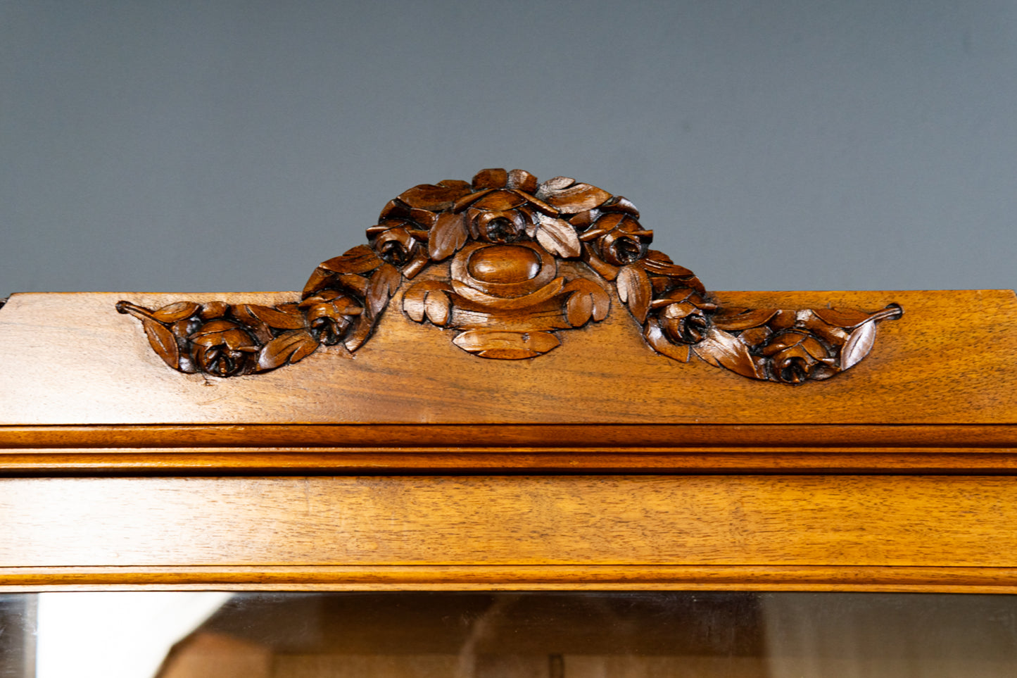 französischer Jugendstil Bücherschrank, Anfang des 20.Jahrhunderts - Nussbaum Eiche dreitürig Schnitzereien Schrank Vitrine Alt Antik MÖBLINGER