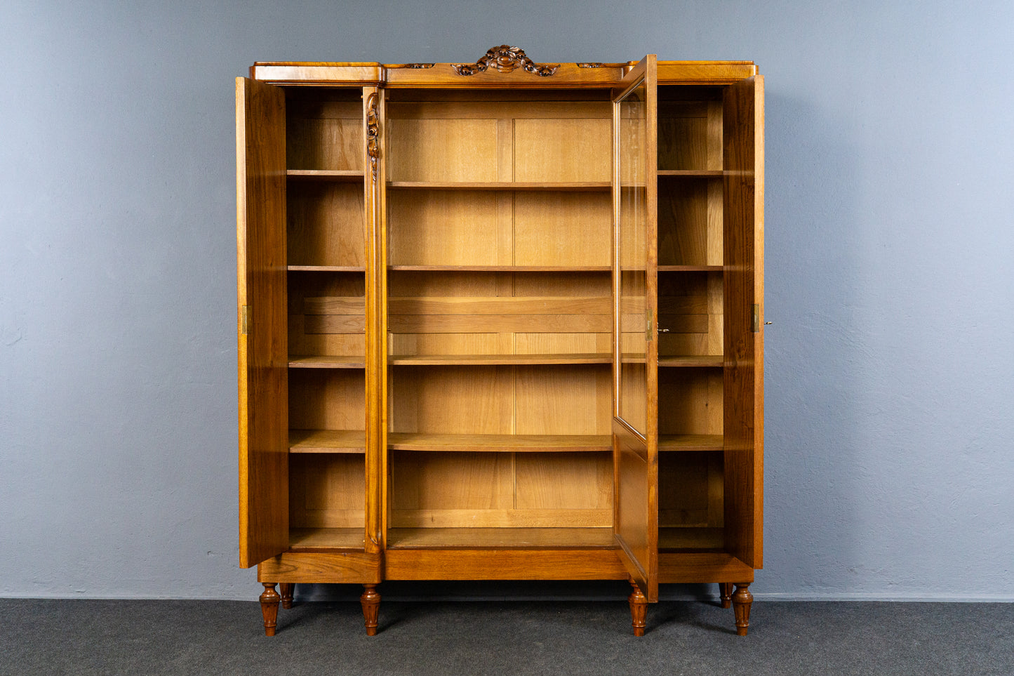 französischer Jugendstil Bücherschrank, Anfang des 20.Jahrhunderts - Nussbaum Eiche dreitürig Schnitzereien Schrank Vitrine Alt Antik MÖBLINGER