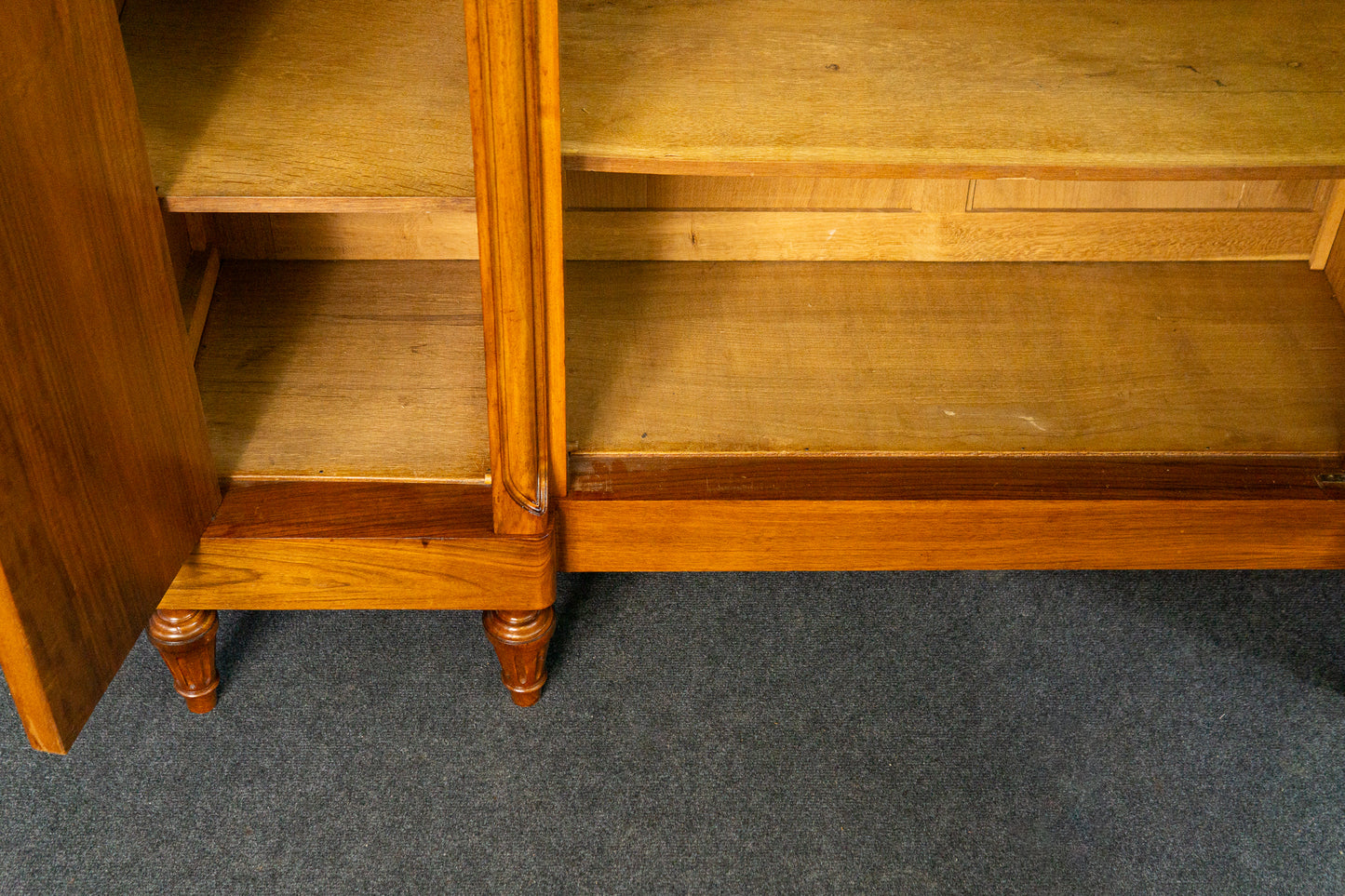 französischer Jugendstil Bücherschrank, Anfang des 20.Jahrhunderts - Nussbaum Eiche dreitürig Schnitzereien Schrank Vitrine Alt Antik MÖBLINGER