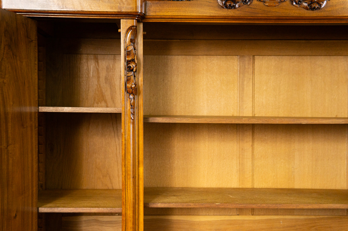 französischer Jugendstil Bücherschrank, Anfang des 20.Jahrhunderts - Nussbaum Eiche dreitürig Schnitzereien Schrank Vitrine Alt Antik MÖBLINGER
