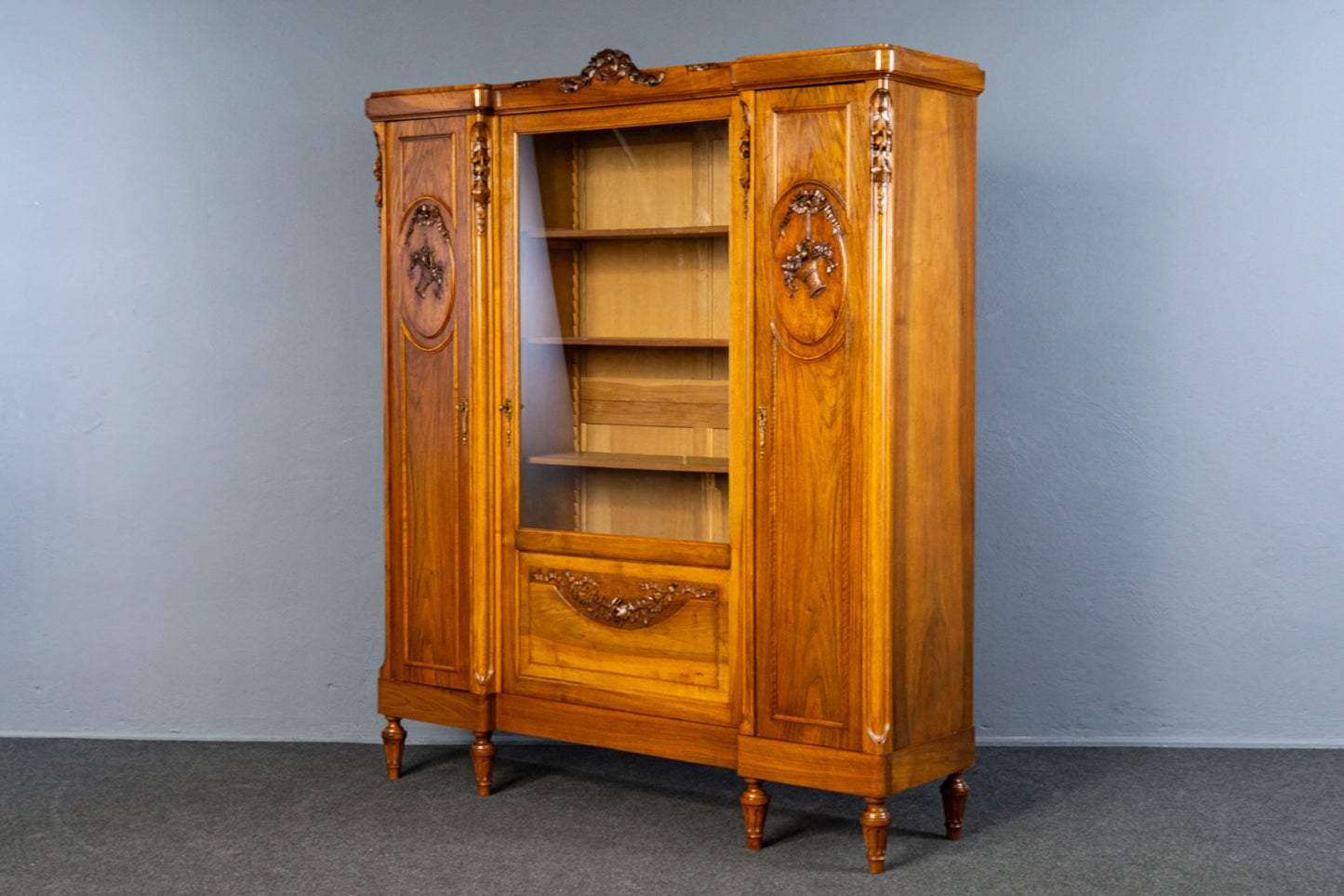 französischer Jugendstil Bücherschrank, Anfang des 20.Jahrhunderts - Nussbaum Eiche dreitürig Schnitzereien Schrank Vitrine Alt Antik MÖBLINGER