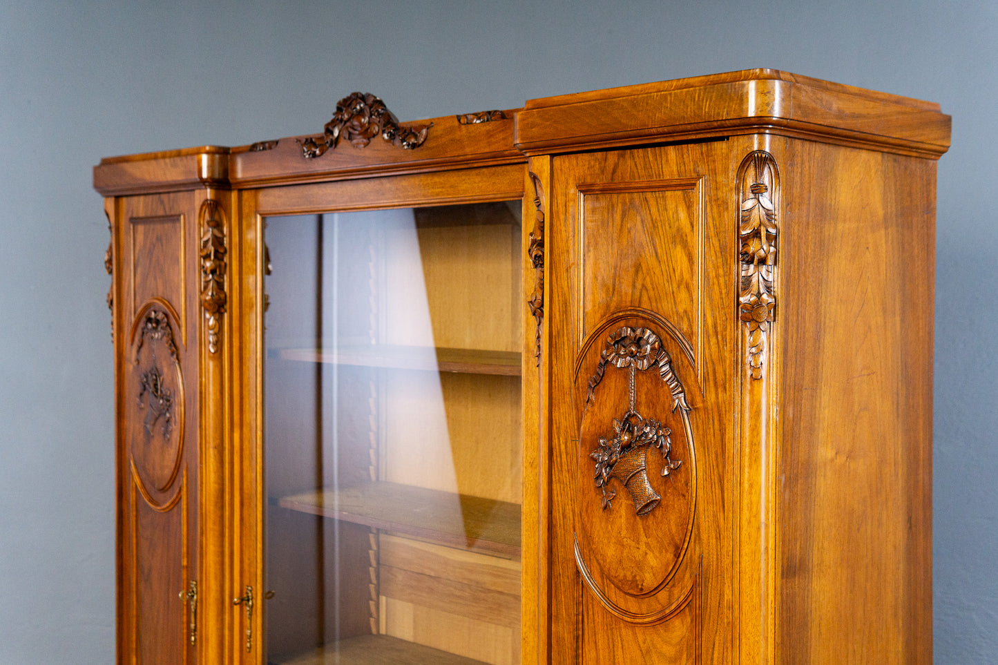 französischer Jugendstil Bücherschrank, Anfang des 20.Jahrhunderts - Nussbaum Eiche dreitürig Schnitzereien Schrank Vitrine Alt Antik MÖBLINGER