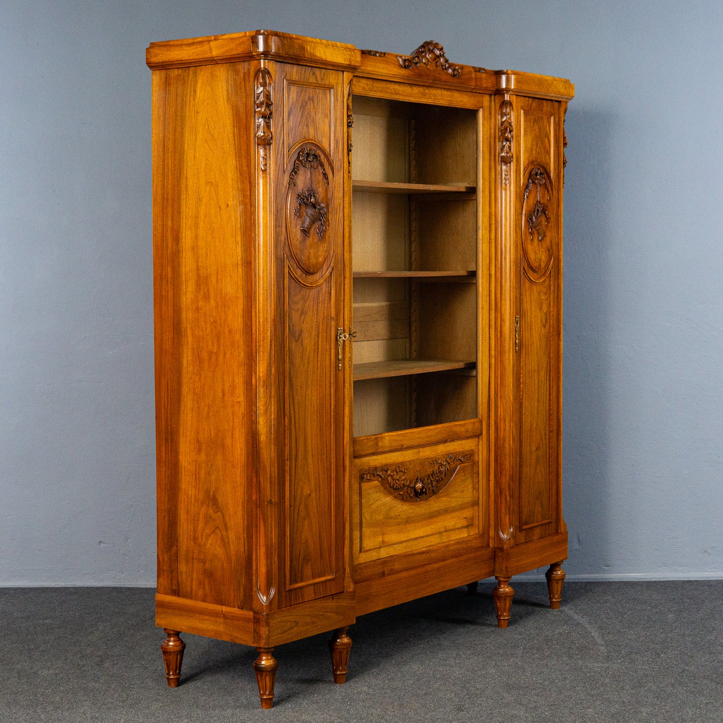 französischer Jugendstil Bücherschrank, Anfang des 20.Jahrhunderts - Nussbaum Eiche dreitürig Schnitzereien Schrank Vitrine Alt Antik MÖBLINGER