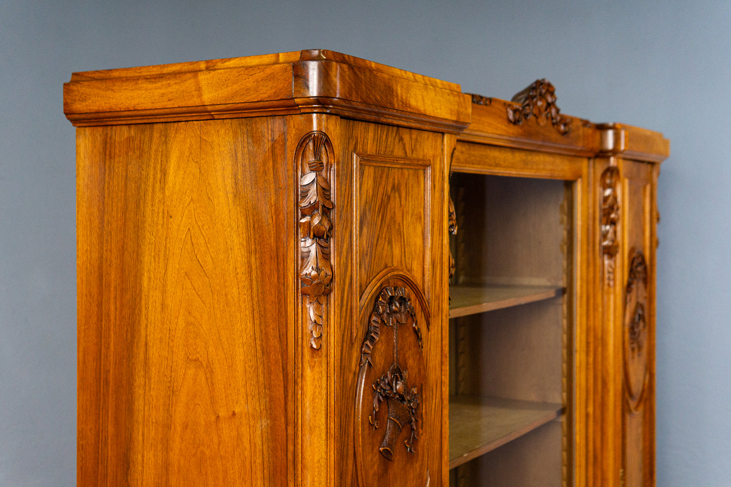 französischer Jugendstil Bücherschrank, Anfang des 20.Jahrhunderts - Nussbaum Eiche dreitürig Schnitzereien Schrank Vitrine Alt Antik MÖBLINGER