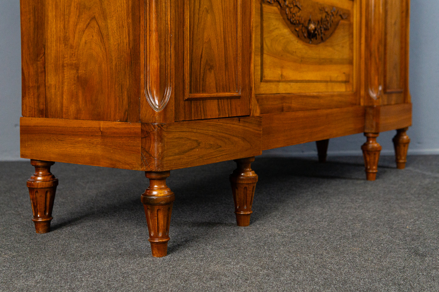 französischer Jugendstil Bücherschrank, Anfang des 20.Jahrhunderts - Nussbaum Eiche dreitürig Schnitzereien Schrank Vitrine Alt Antik MÖBLINGER