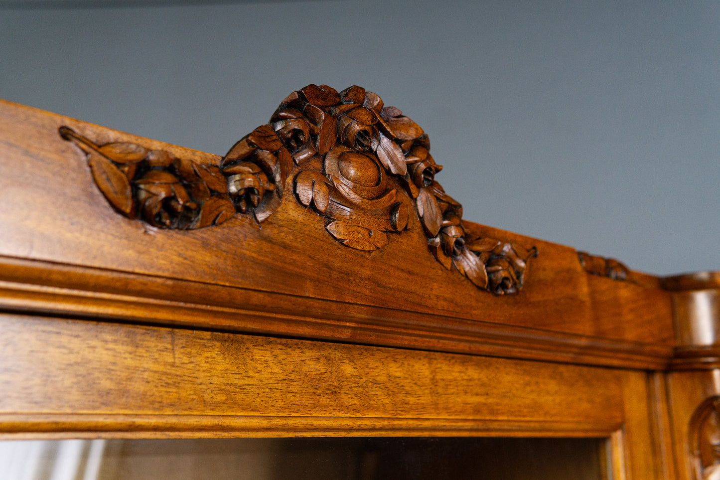 französischer Jugendstil Bücherschrank, Anfang des 20.Jahrhunderts - Nussbaum Eiche dreitürig Schnitzereien Schrank Vitrine Alt Antik MÖBLINGER