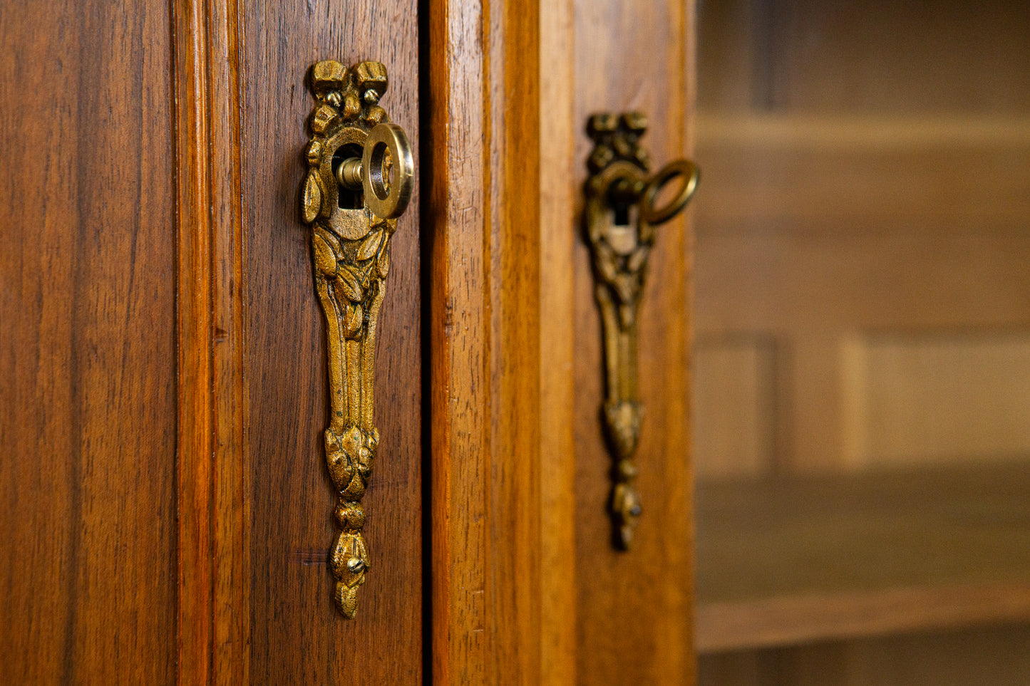französischer Jugendstil Bücherschrank, Anfang des 20.Jahrhunderts - Nussbaum Eiche dreitürig Schnitzereien Schrank Vitrine Alt Antik MÖBLINGER