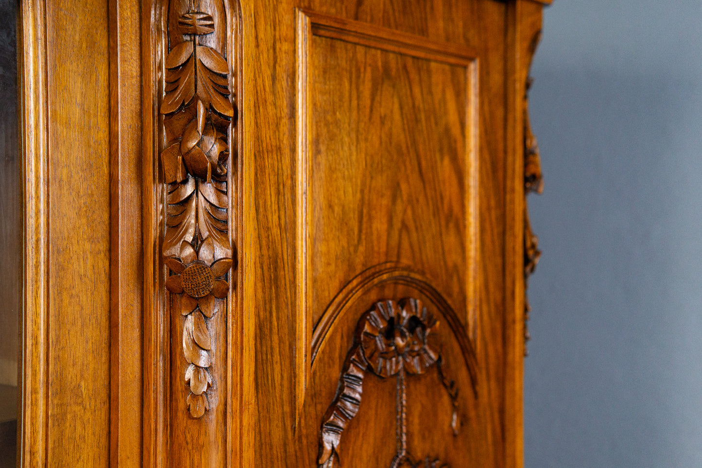 französischer Jugendstil Bücherschrank, Anfang des 20.Jahrhunderts - Nussbaum Eiche dreitürig Schnitzereien Schrank Vitrine Alt Antik MÖBLINGER