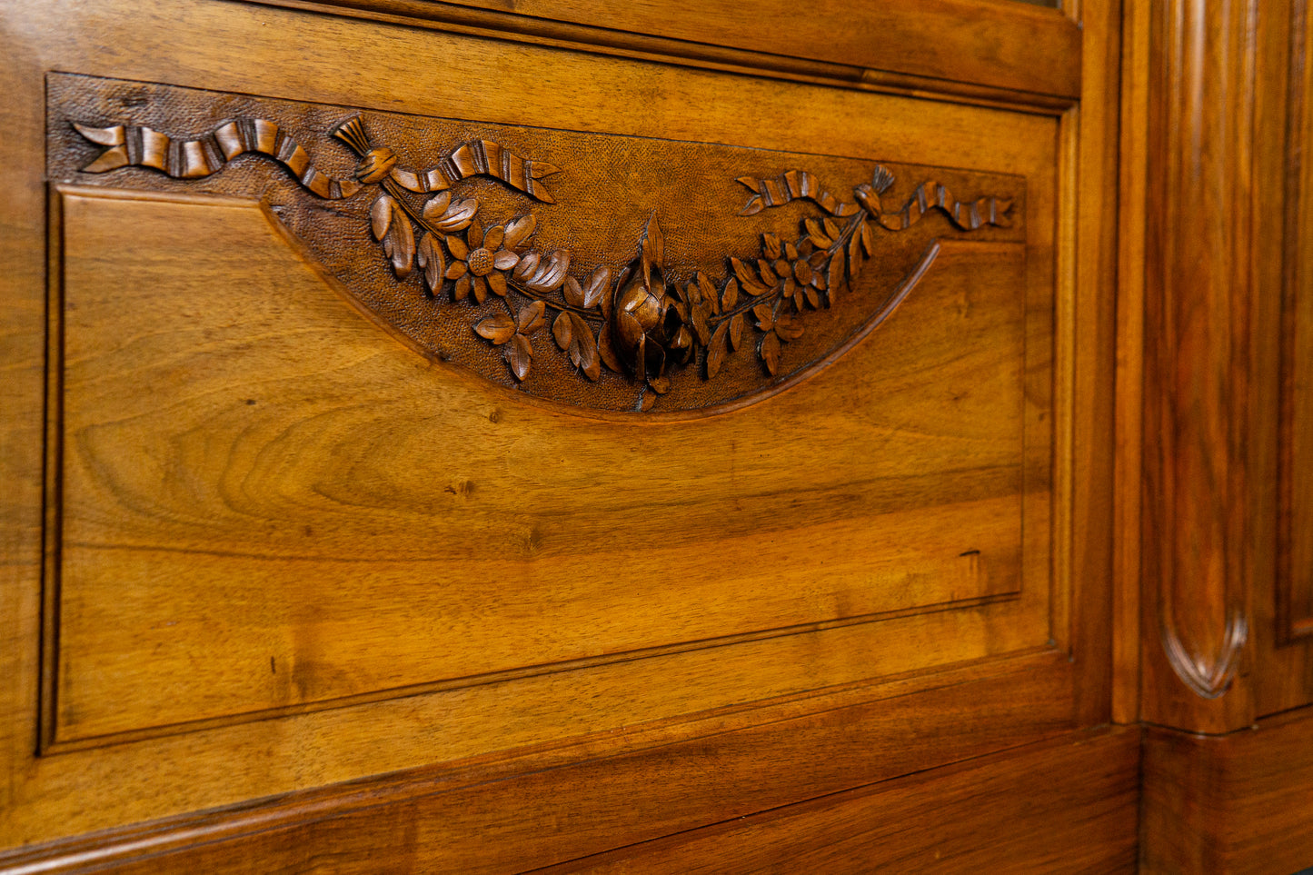 französischer Jugendstil Bücherschrank, Anfang des 20.Jahrhunderts - Nussbaum Eiche dreitürig Schnitzereien Schrank Vitrine Alt Antik MÖBLINGER
