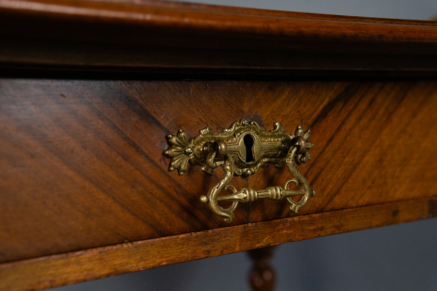 Gründerzeit Regal mit Tablettaufsatz, 2.Hälfte des 19.Jahrhunderts - Etagere Tablett Nussbaum Kommode Tisch mit Schubkasten Alt Antik MÖBLINGER