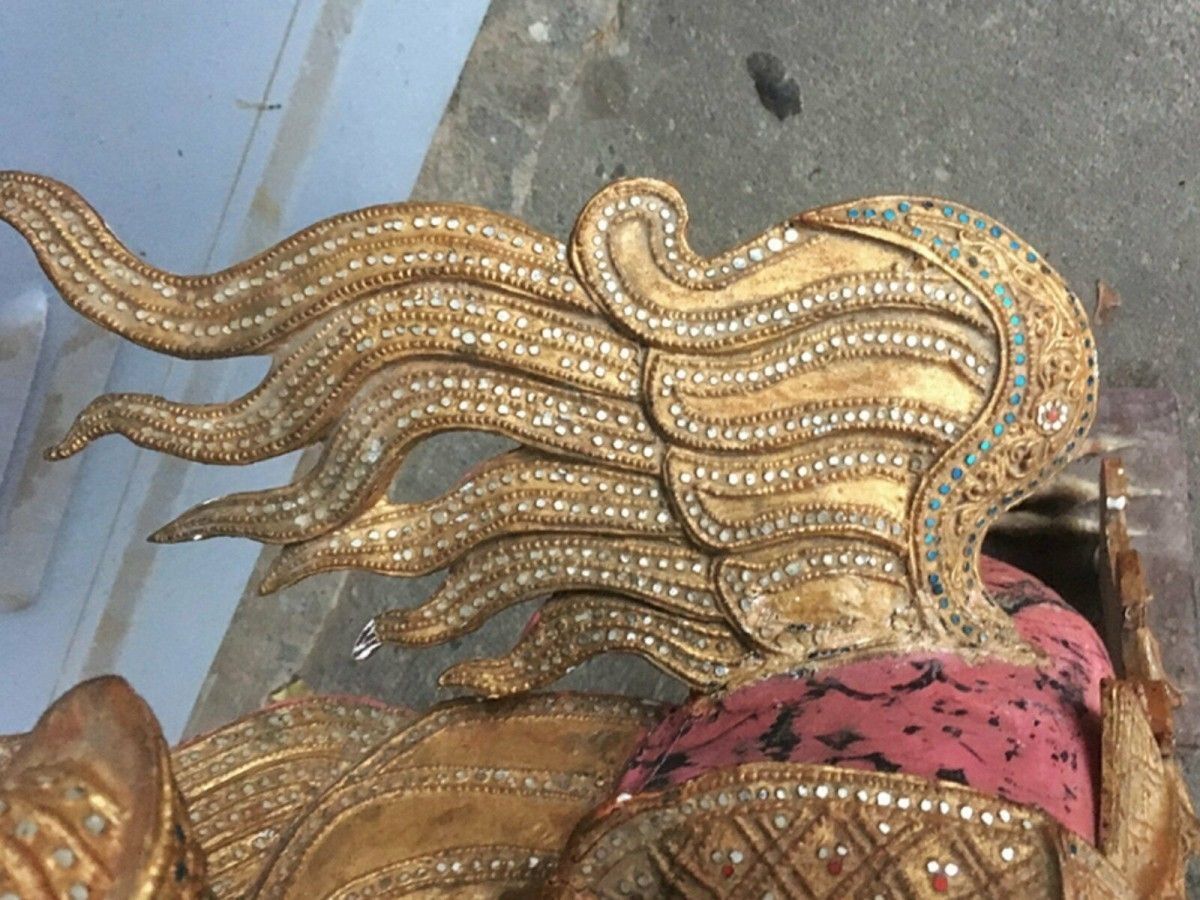 Große Holzskulptur Phra Khrut Pha vergoldet alt antik 48