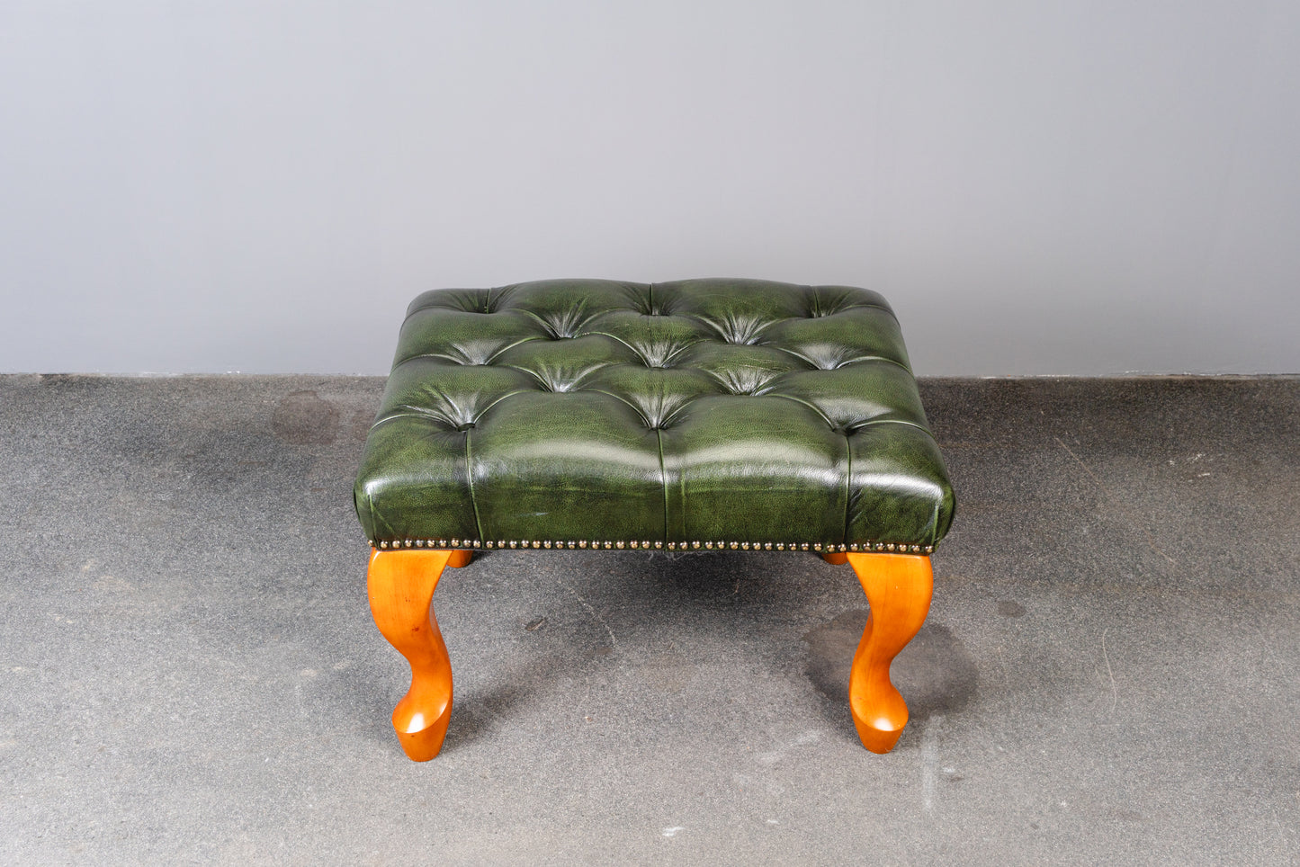 Fußhocker im Chesterfield Stil - Lederhocker Stuhl Chair Englischer Stil Lounge Clubsessel Alt Vintage MÖBLINGER