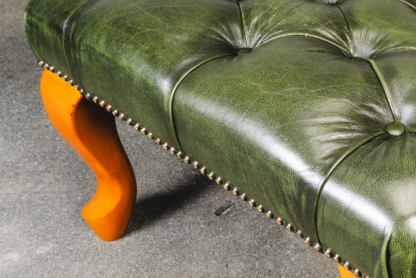 Fußhocker im Chesterfield Stil - Lederhocker Stuhl Chair Englischer Stil Lounge Clubsessel Alt Vintage MÖBLINGER