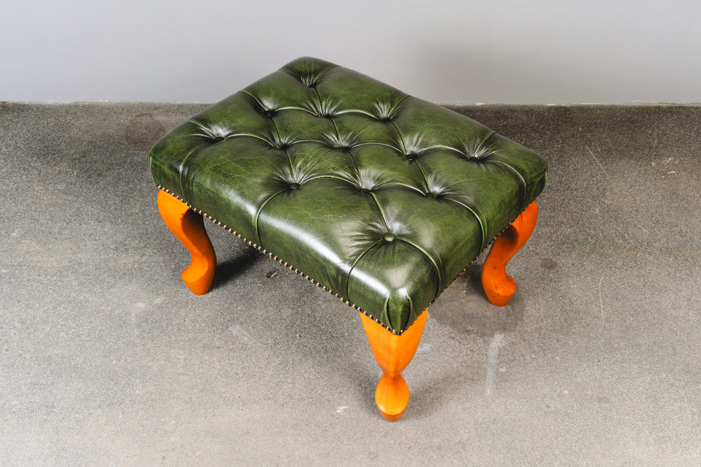 Fußhocker im Chesterfield Stil - Lederhocker Stuhl Chair Englischer Stil Lounge Clubsessel Alt Vintage MÖBLINGER