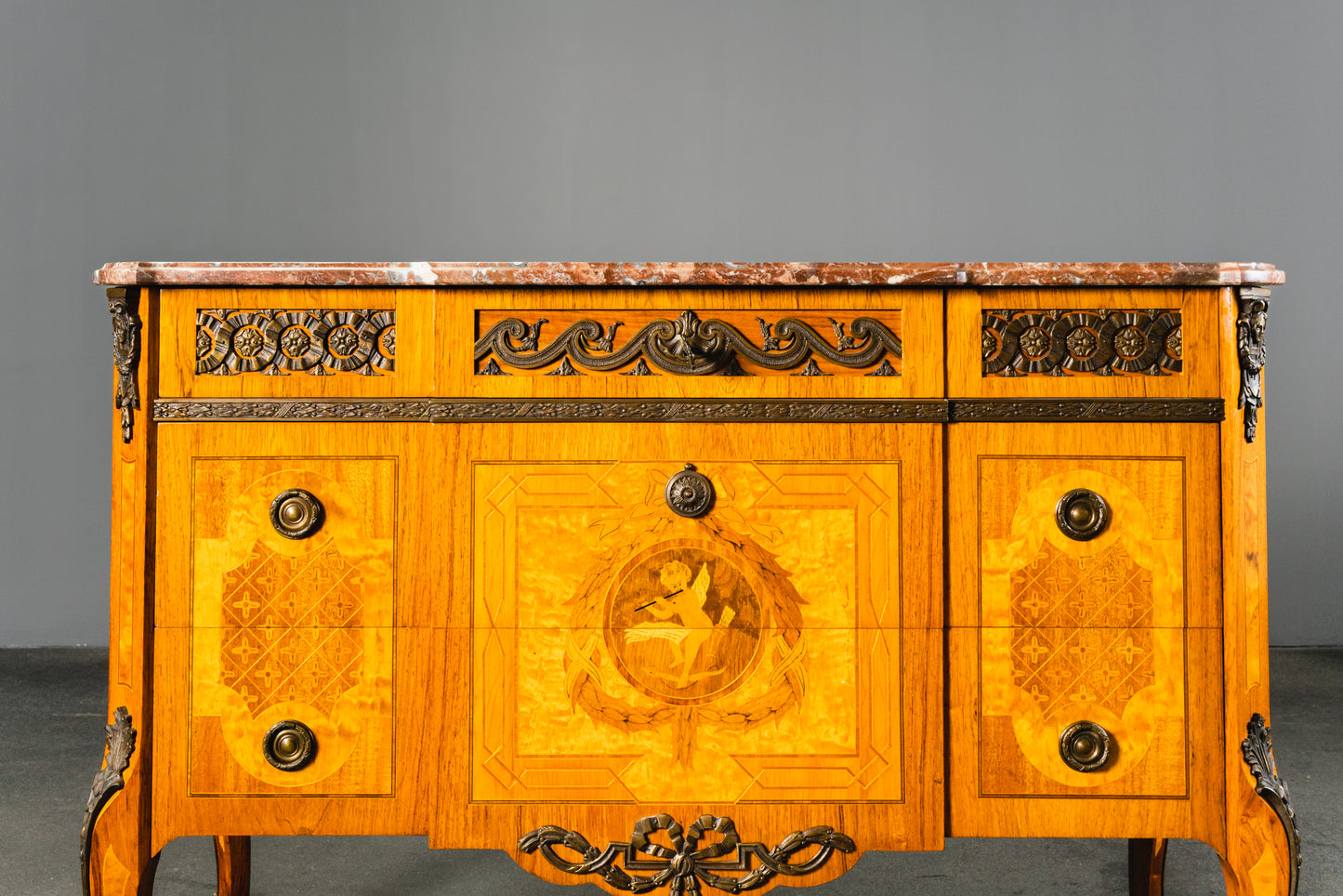 reichlich verzierte Kommode im Louis XVI Stil , 2.Hälfte des 20.Jahrhunderts - Schrank Anrichte Regal Alt Vintage MÖBLINGER