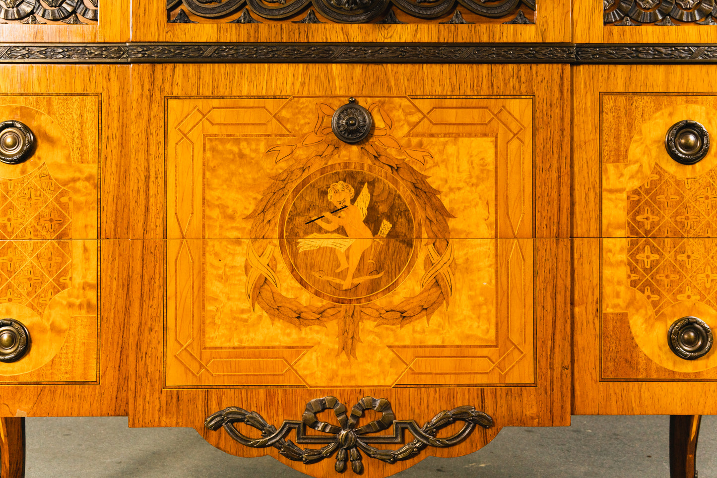 reichlich verzierte Kommode im Louis XVI Stil , 2.Hälfte des 20.Jahrhunderts - Schrank Anrichte Regal Alt Vintage MÖBLINGER