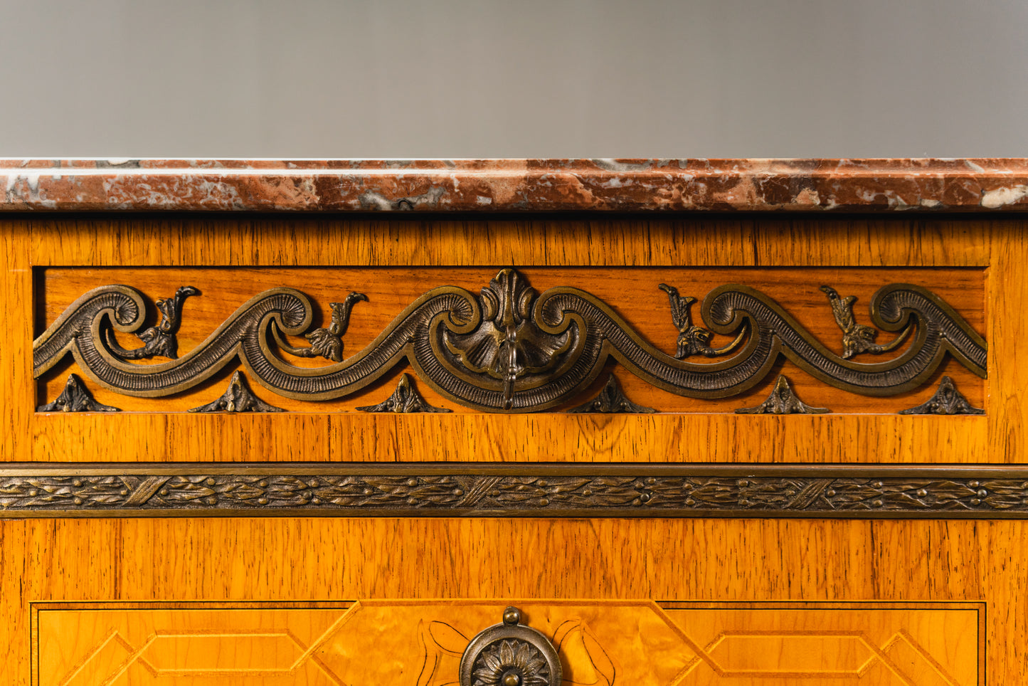 reichlich verzierte Kommode im Louis XVI Stil , 2.Hälfte des 20.Jahrhunderts - Schrank Anrichte Regal Alt Vintage MÖBLINGER