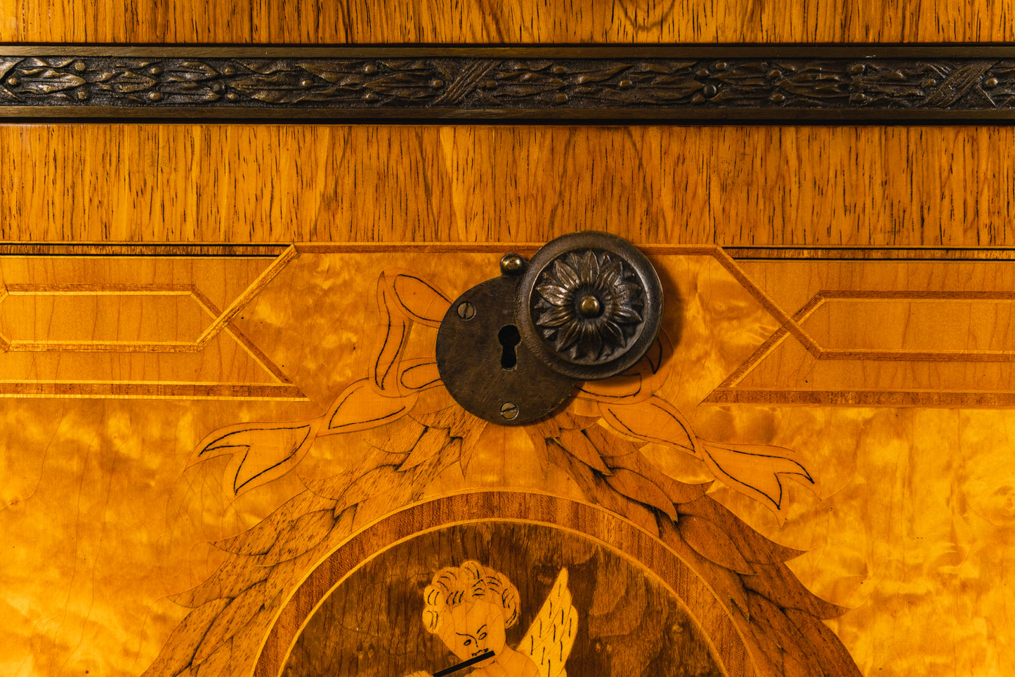 reichlich verzierte Kommode im Louis XVI Stil , 2.Hälfte des 20.Jahrhunderts - Schrank Anrichte Regal Alt Vintage MÖBLINGER