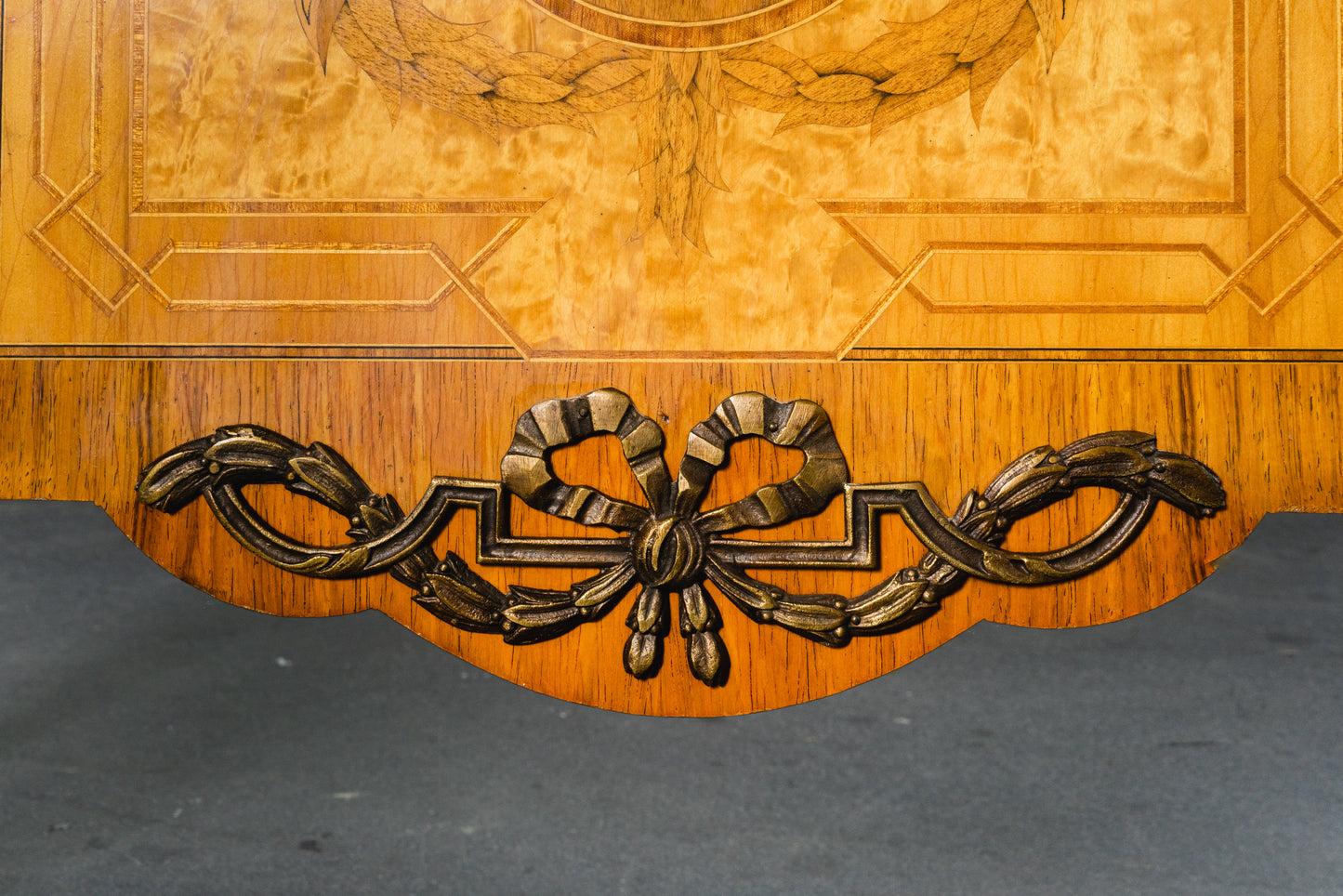 reichlich verzierte Kommode im Louis XVI Stil , 2.Hälfte des 20.Jahrhunderts - Schrank Anrichte Regal Alt Vintage MÖBLINGER