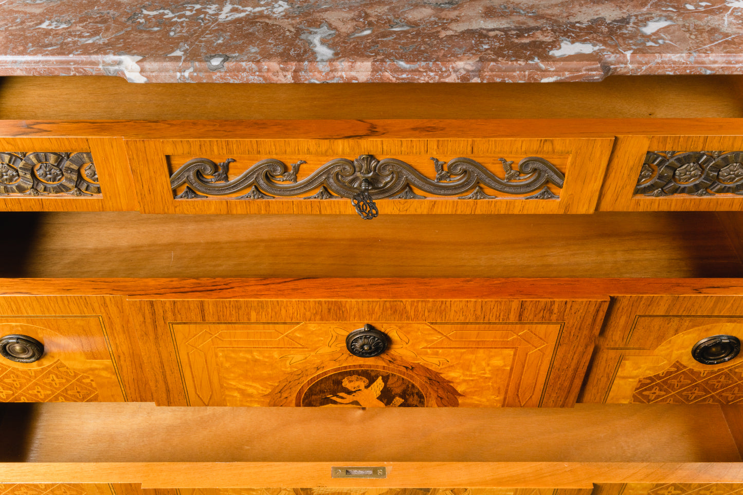 reichlich verzierte Kommode im Louis XVI Stil , 2.Hälfte des 20.Jahrhunderts - Schrank Anrichte Regal Alt Vintage MÖBLINGER