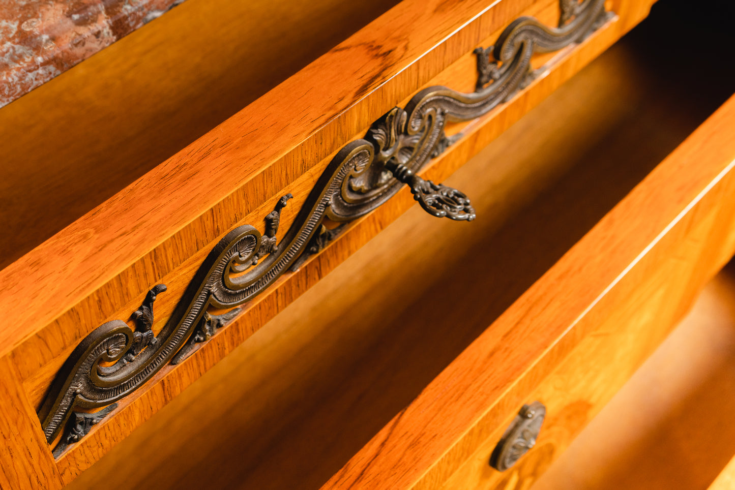 reichlich verzierte Kommode im Louis XVI Stil , 2.Hälfte des 20.Jahrhunderts - Schrank Anrichte Regal Alt Vintage MÖBLINGER