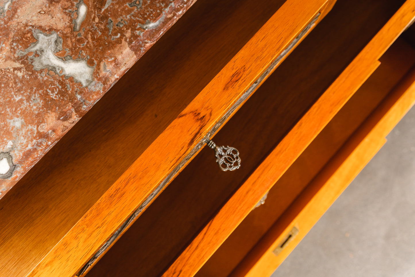 reichlich verzierte Kommode im Louis XVI Stil , 2.Hälfte des 20.Jahrhunderts - Schrank Anrichte Regal Alt Vintage MÖBLINGER