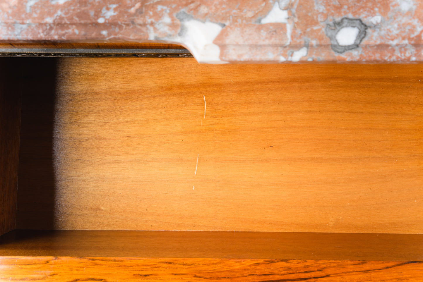 reichlich verzierte Kommode im Louis XVI Stil , 2.Hälfte des 20.Jahrhunderts - Schrank Anrichte Regal Alt Vintage MÖBLINGER