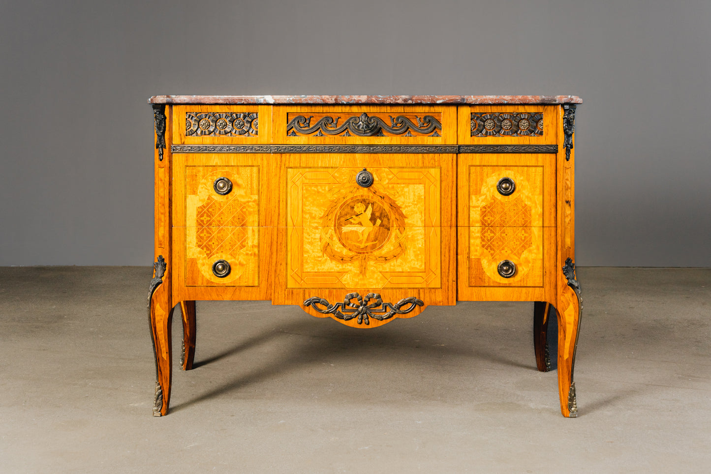 reichlich verzierte Kommode im Louis XVI Stil , 2.Hälfte des 20.Jahrhunderts - Schrank Anrichte Regal Alt Vintage MÖBLINGER