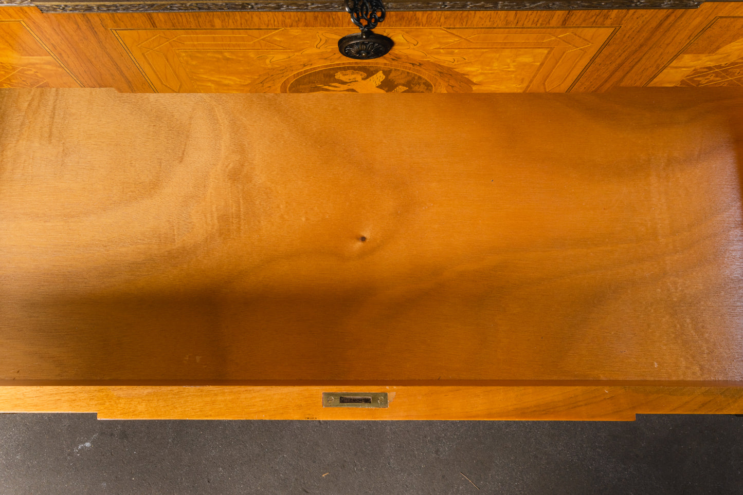 reichlich verzierte Kommode im Louis XVI Stil , 2.Hälfte des 20.Jahrhunderts - Schrank Anrichte Regal Alt Vintage MÖBLINGER