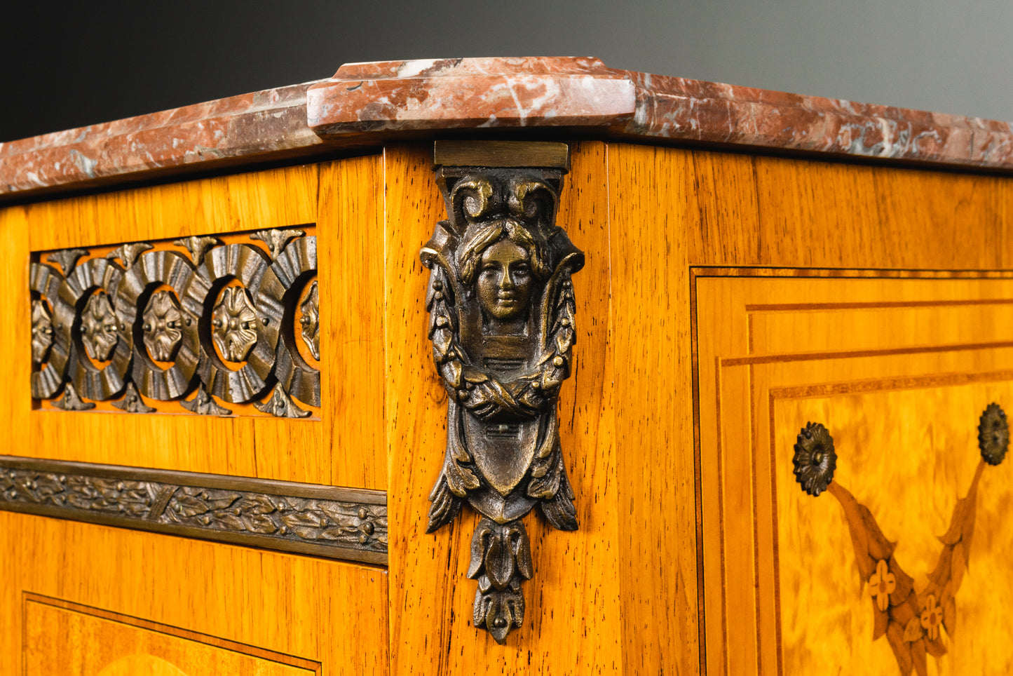 reichlich verzierte Kommode im Louis XVI Stil , 2.Hälfte des 20.Jahrhunderts - Schrank Anrichte Regal Alt Vintage MÖBLINGER