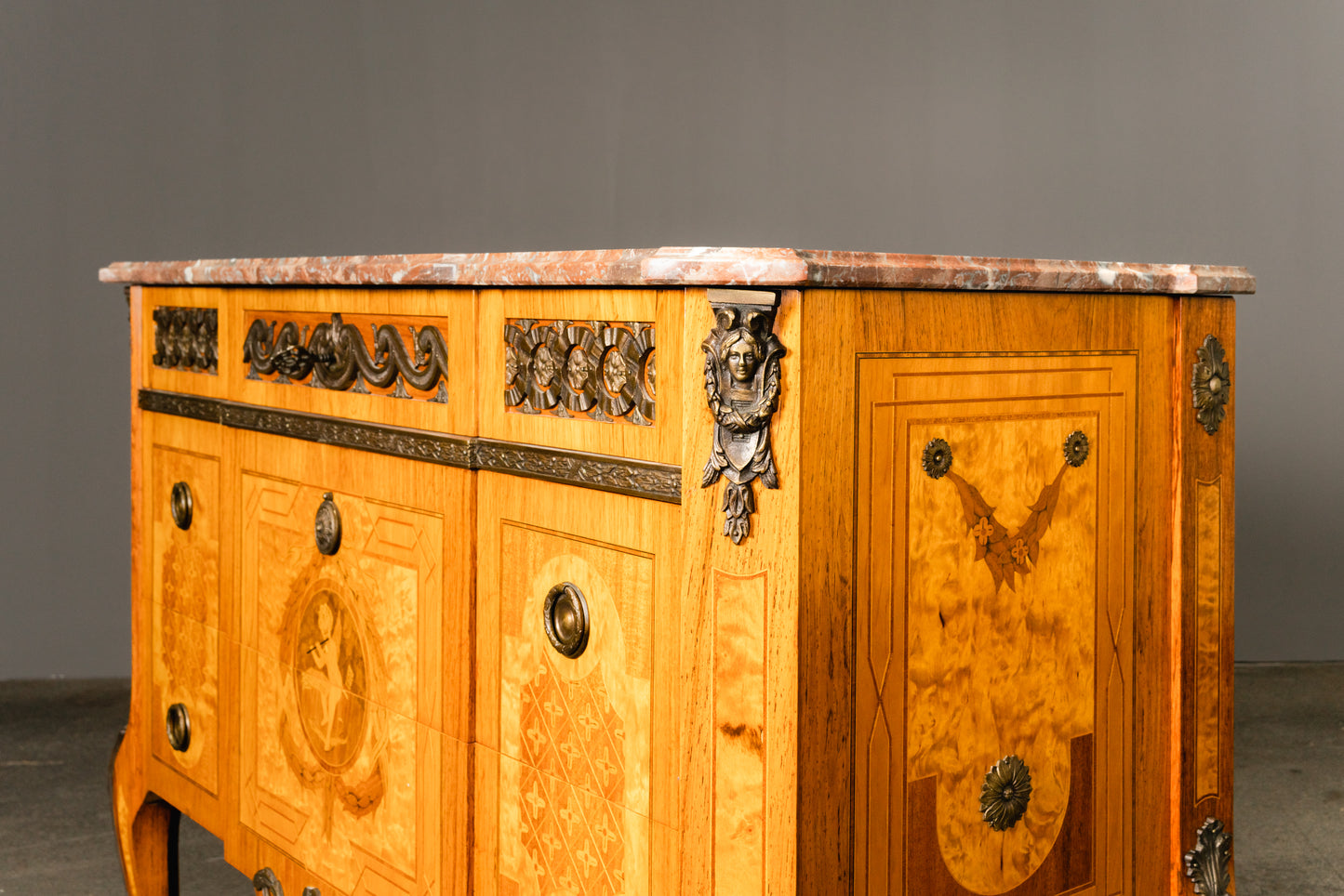 reichlich verzierte Kommode im Louis XVI Stil , 2.Hälfte des 20.Jahrhunderts - Schrank Anrichte Regal Alt Vintage MÖBLINGER