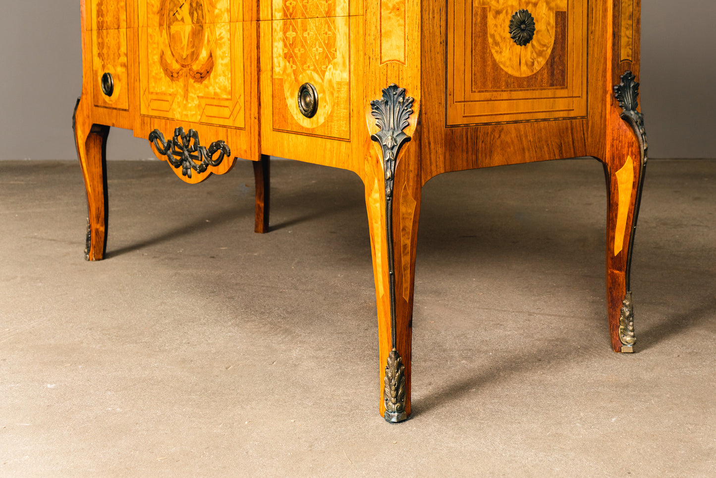 reichlich verzierte Kommode im Louis XVI Stil , 2.Hälfte des 20.Jahrhunderts - Schrank Anrichte Regal Alt Vintage MÖBLINGER