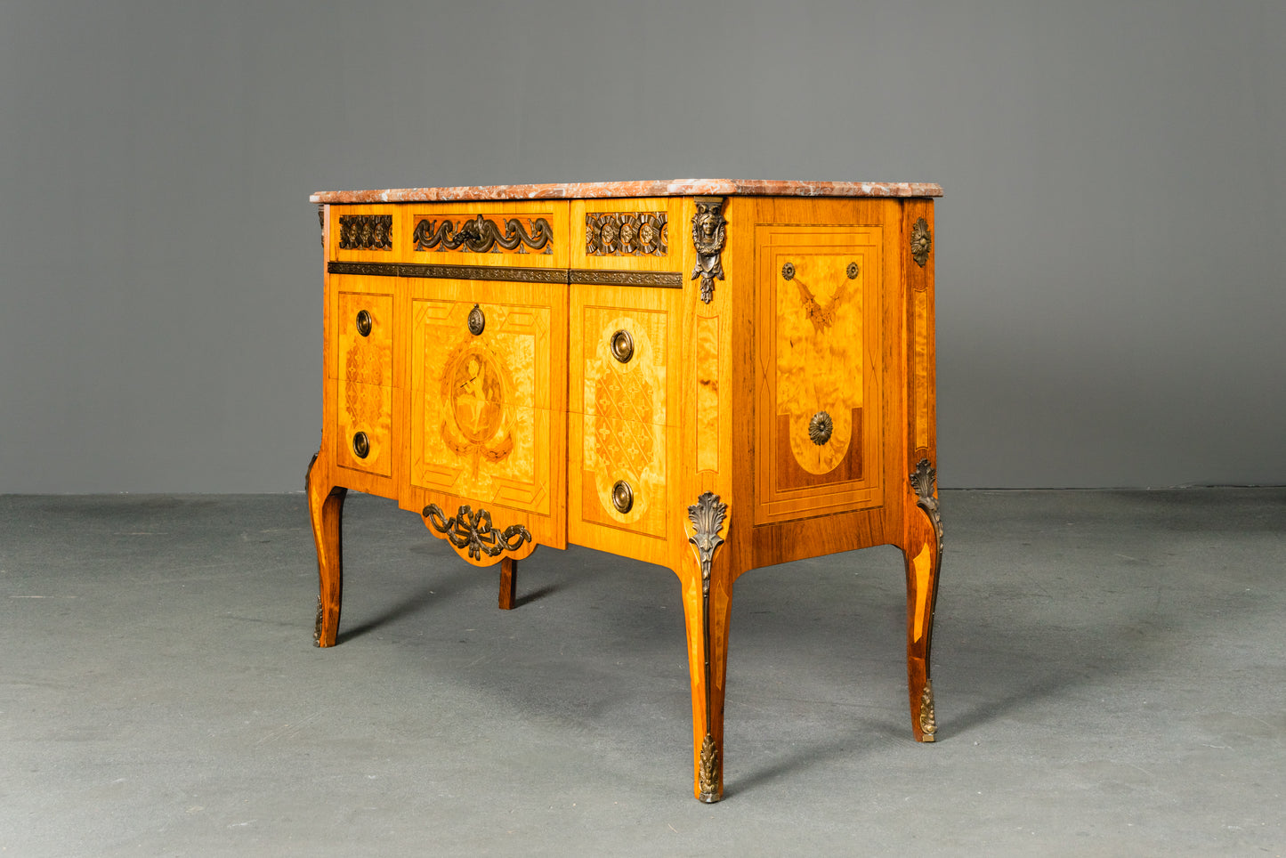 reichlich verzierte Kommode im Louis XVI Stil , 2.Hälfte des 20.Jahrhunderts - Schrank Anrichte Regal Alt Vintage MÖBLINGER