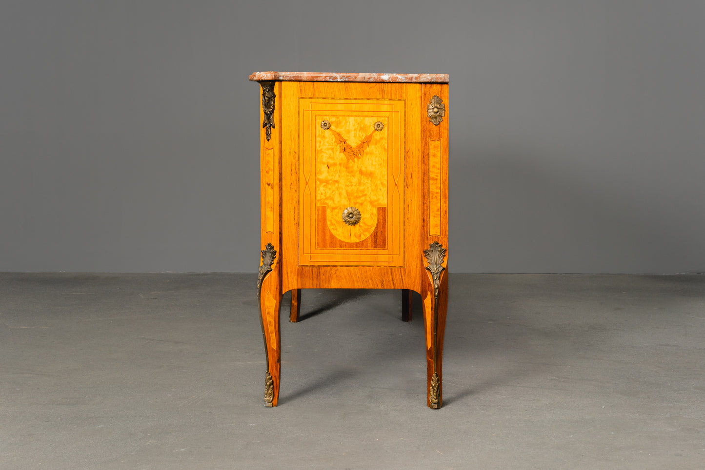 reichlich verzierte Kommode im Louis XVI Stil , 2.Hälfte des 20.Jahrhunderts - Schrank Anrichte Regal Alt Vintage MÖBLINGER