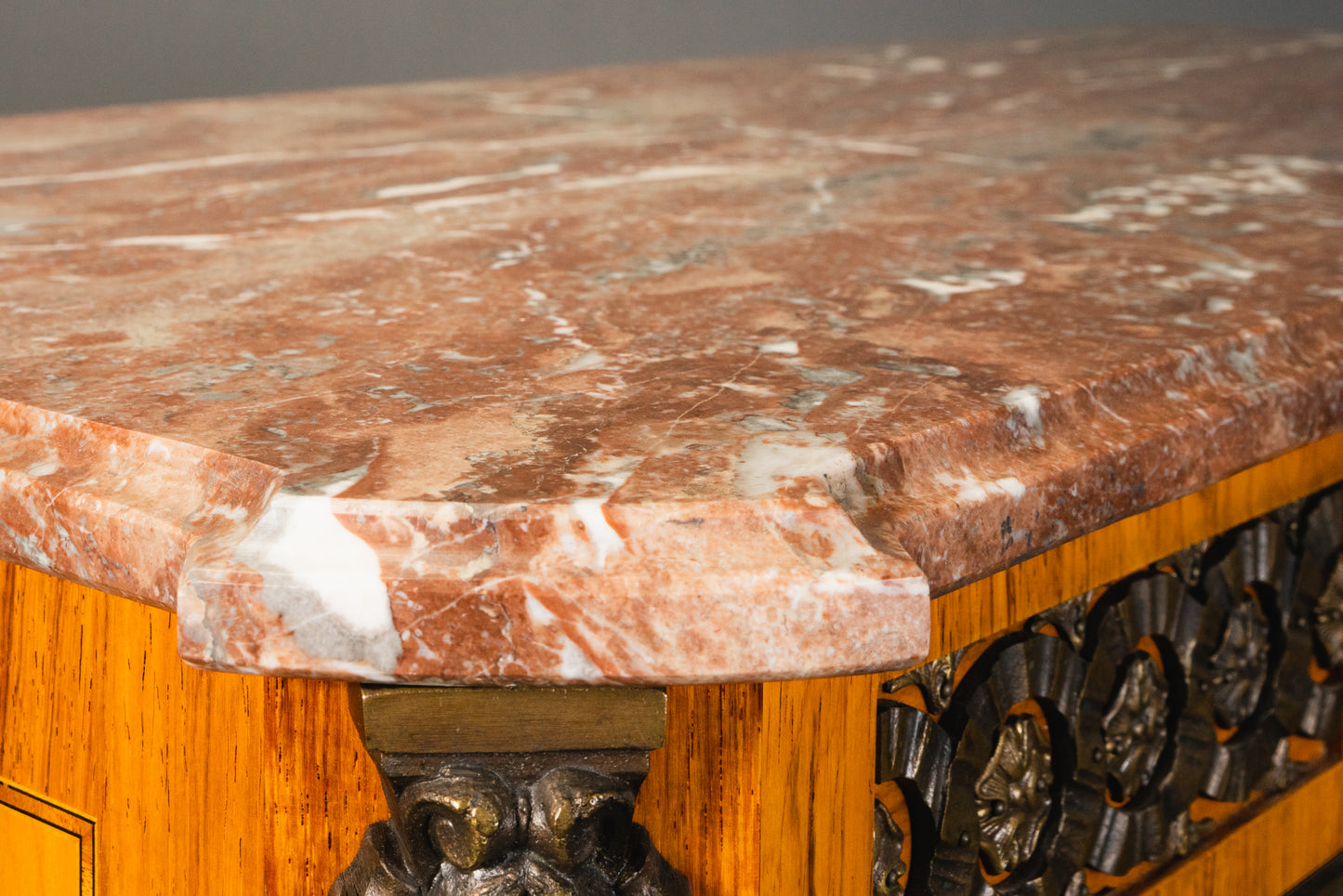 reichlich verzierte Kommode im Louis XVI Stil , 2.Hälfte des 20.Jahrhunderts - Schrank Anrichte Regal Alt Vintage MÖBLINGER