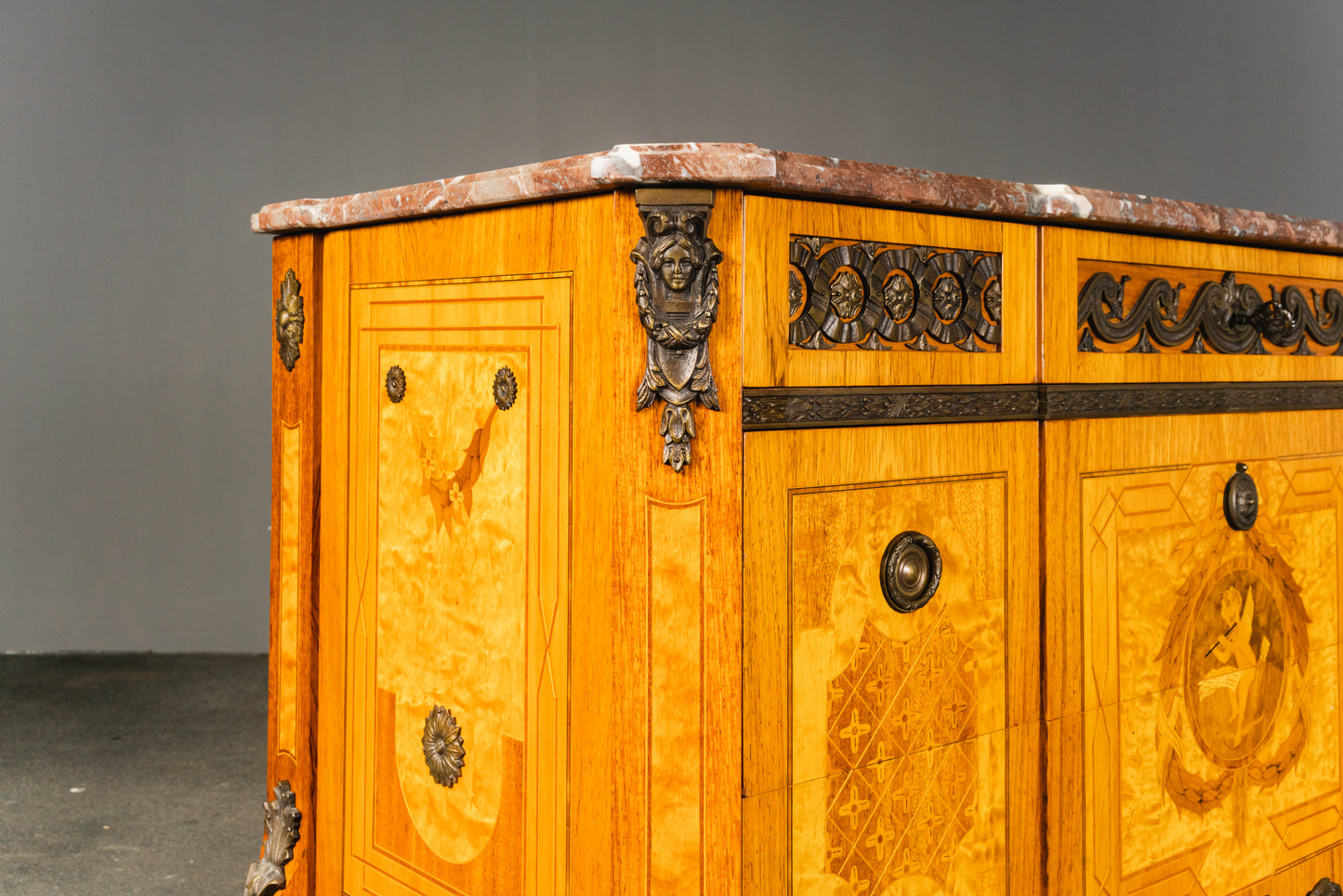 reichlich verzierte Kommode im Louis XVI Stil , 2.Hälfte des 20.Jahrhunderts - Schrank Anrichte Regal Alt Vintage MÖBLINGER