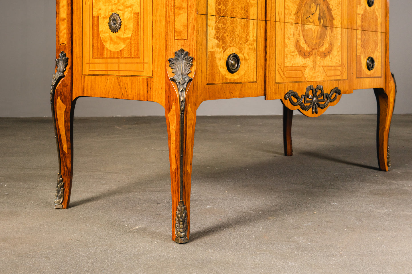 reichlich verzierte Kommode im Louis XVI Stil , 2.Hälfte des 20.Jahrhunderts - Schrank Anrichte Regal Alt Vintage MÖBLINGER