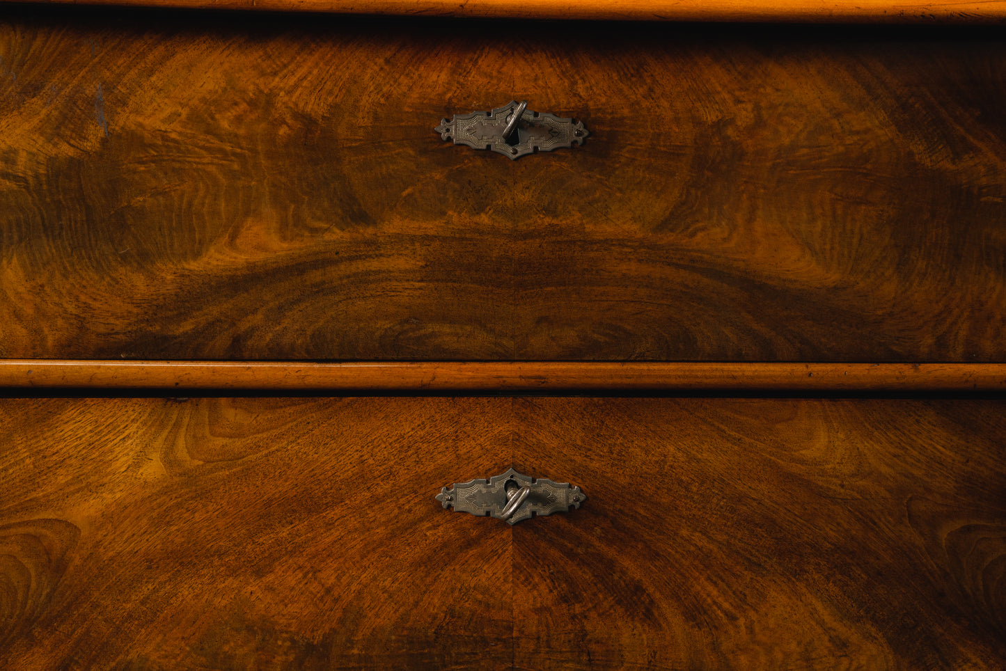 Elegante Louis Philippe Kommode, 2.Hälfte des 19.Jahrhunderts - Schrank Regal Sideboard Alt Antik MÖBLINGER