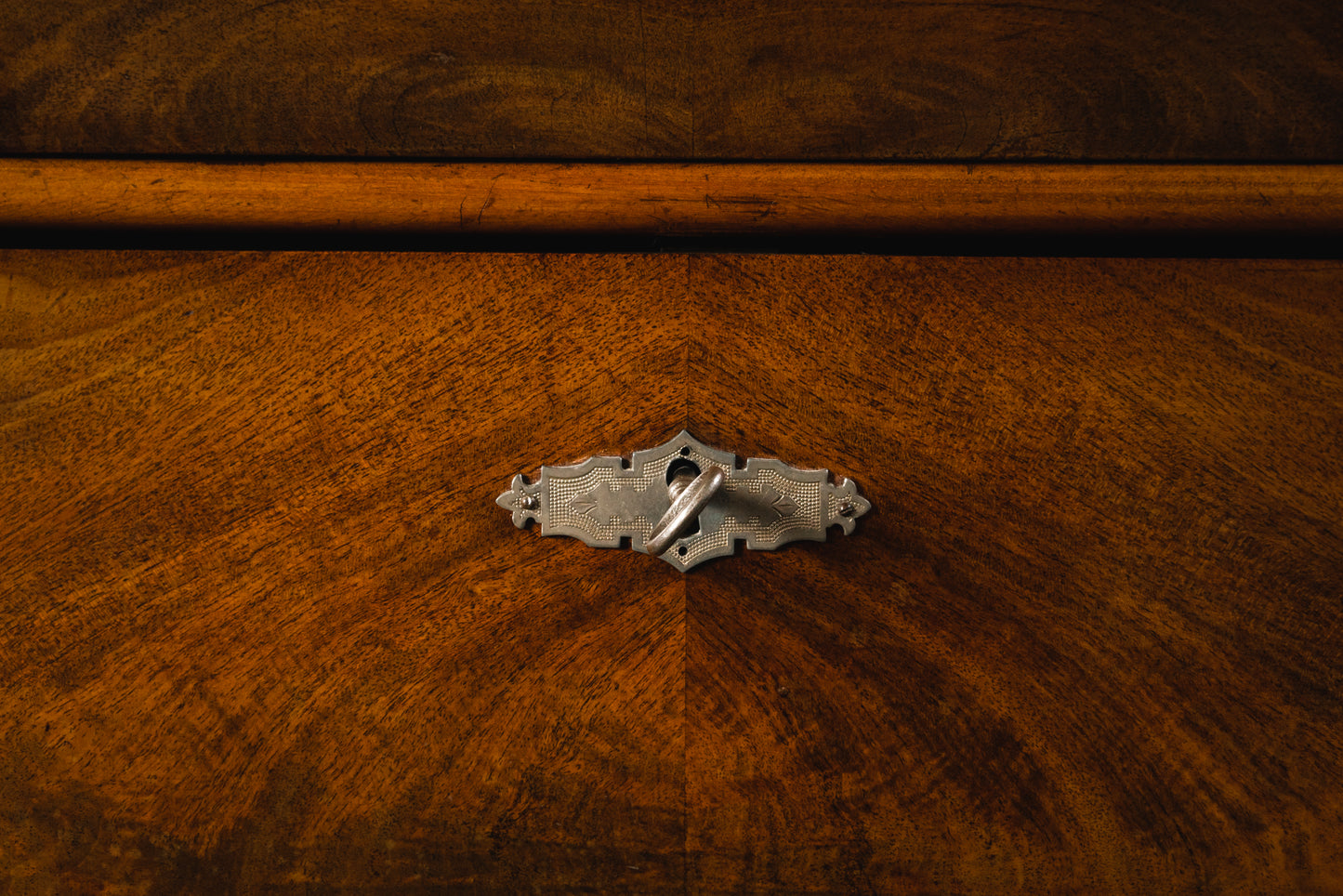 Elegante Louis Philippe Kommode, 2.Hälfte des 19.Jahrhunderts - Schrank Regal Sideboard Alt Antik MÖBLINGER