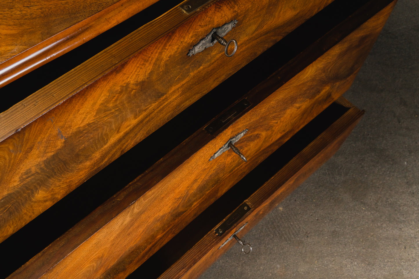 Elegante Louis Philippe Kommode, 2.Hälfte des 19.Jahrhunderts - Schrank Regal Sideboard Alt Antik MÖBLINGER