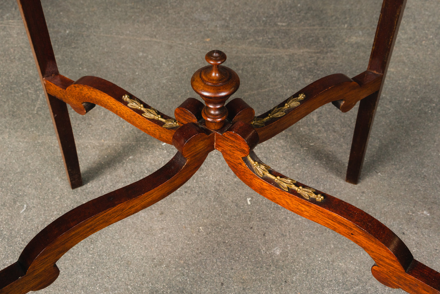 filigraner Beistelltisch im Louis XVI Stil, 1.Hälfte des 20.Jahrhunderts - Tisch Sidetable Blumentisch Sofa Sessel Alt Antik MÖBLINGER