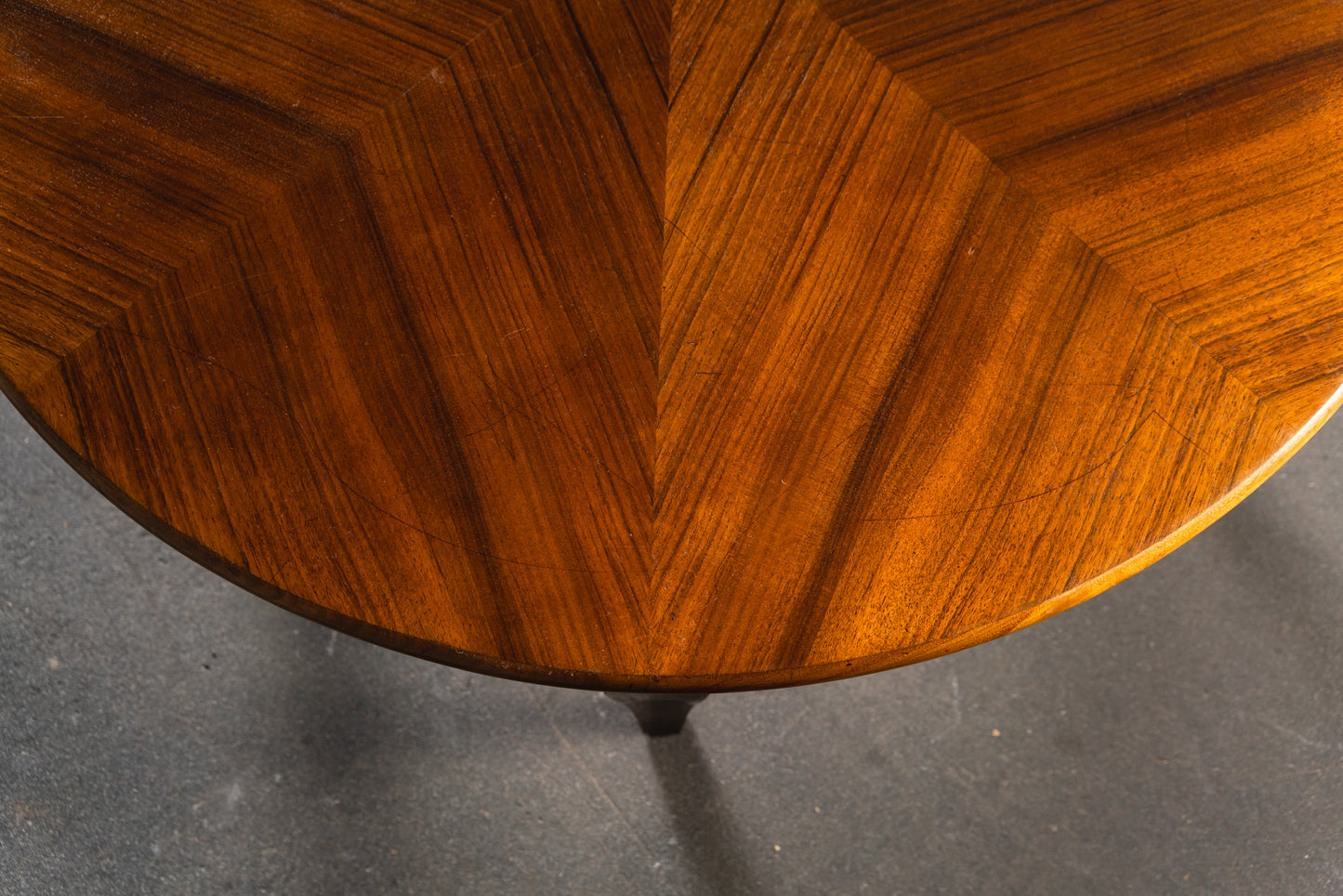 Schlichter Jugendstil Beistelltisch, Anfang des 20.Jahrhunderts - Tisch Table Sidetable Sofa Couch Nussbaum Alt Antik MÖBLINGER