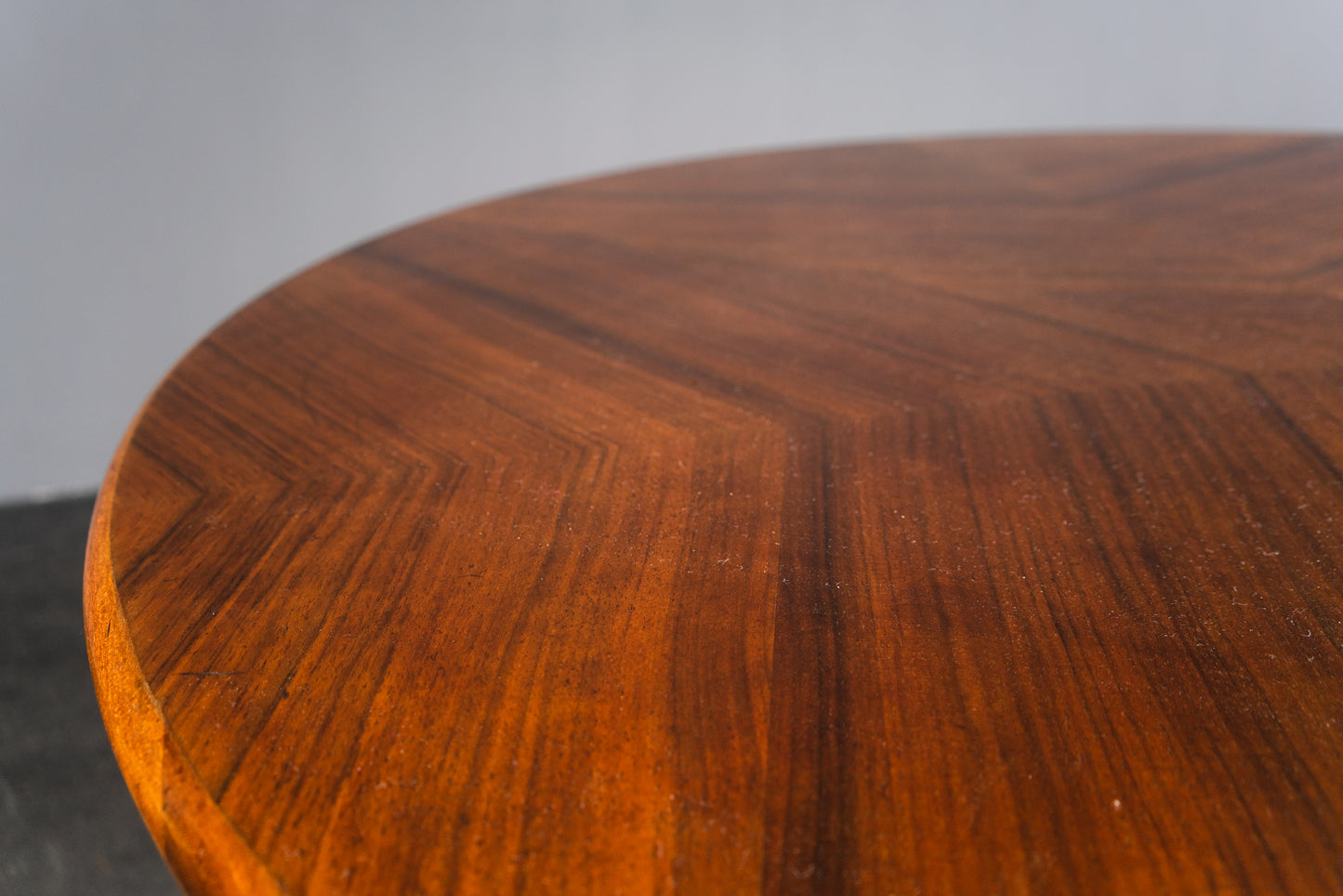 Schlichter Jugendstil Beistelltisch, Anfang des 20.Jahrhunderts - Tisch Table Sidetable Sofa Couch Nussbaum Alt Antik MÖBLINGER