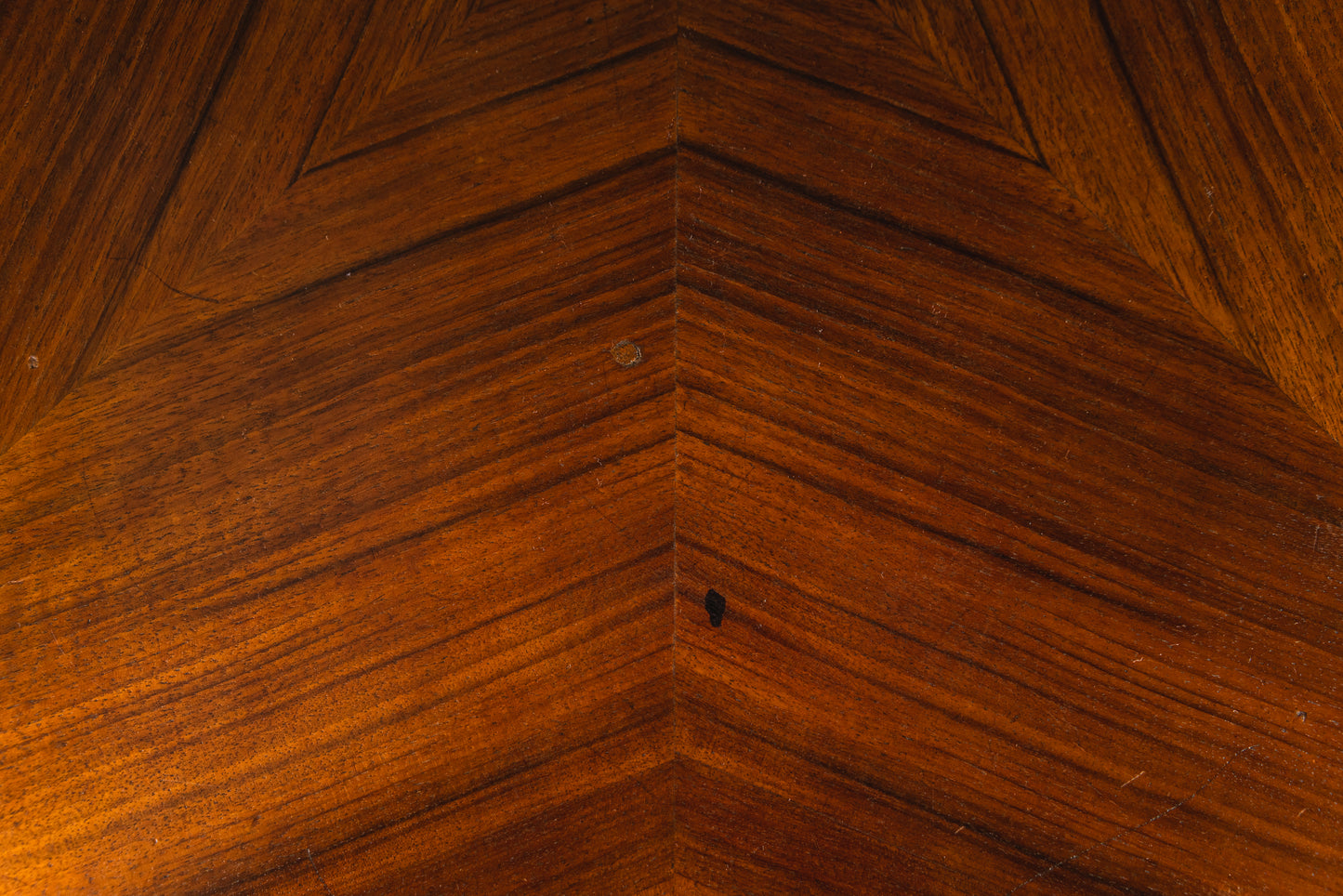 Schlichter Jugendstil Beistelltisch, Anfang des 20.Jahrhunderts - Tisch Table Sidetable Sofa Couch Nussbaum Alt Antik MÖBLINGER