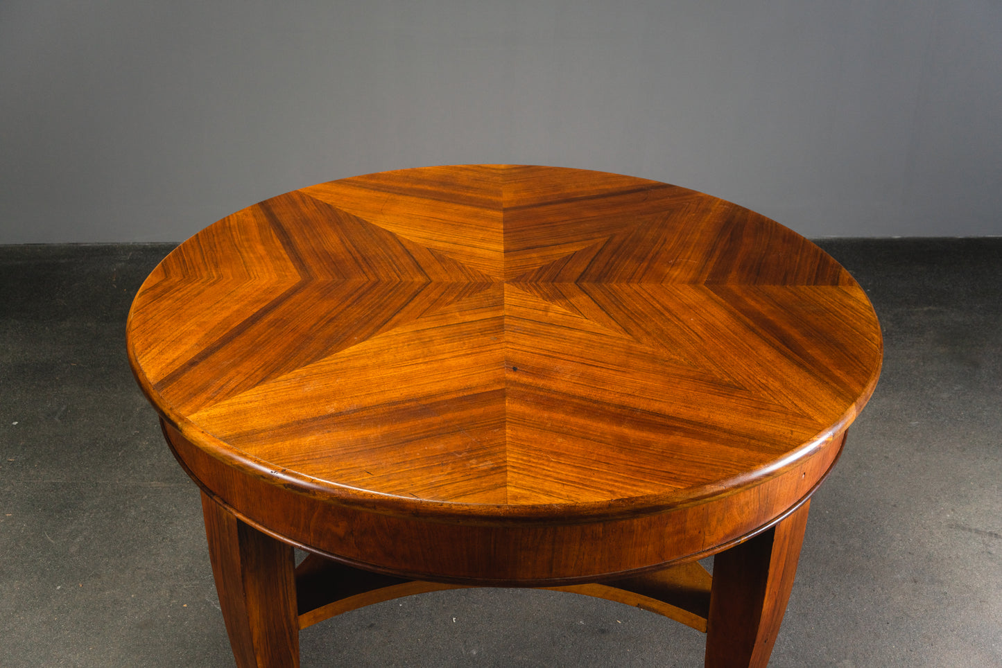 Schlichter Jugendstil Beistelltisch, Anfang des 20.Jahrhunderts - Tisch Table Sidetable Sofa Couch Nussbaum Alt Antik MÖBLINGER